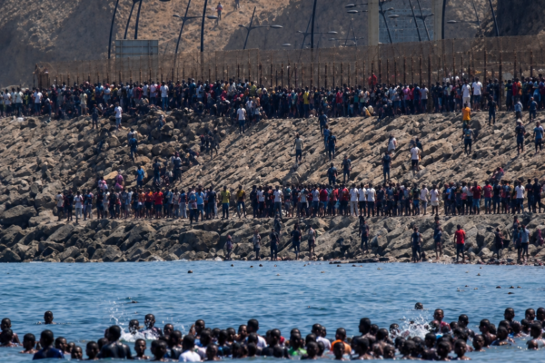 España despliega al Ejército tras ingreso masivo de migrantes en Ceuta; al menos nueve personas murieron