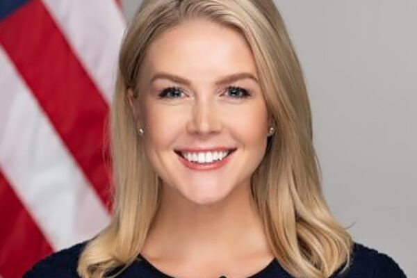 Karoline Leavitt se une a MAGA Inc. tras salir de la Casa Blanca